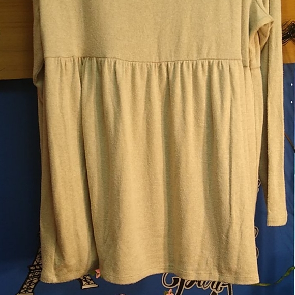 Women's Old Navy Maternity Shirt - Picture 7 of 7